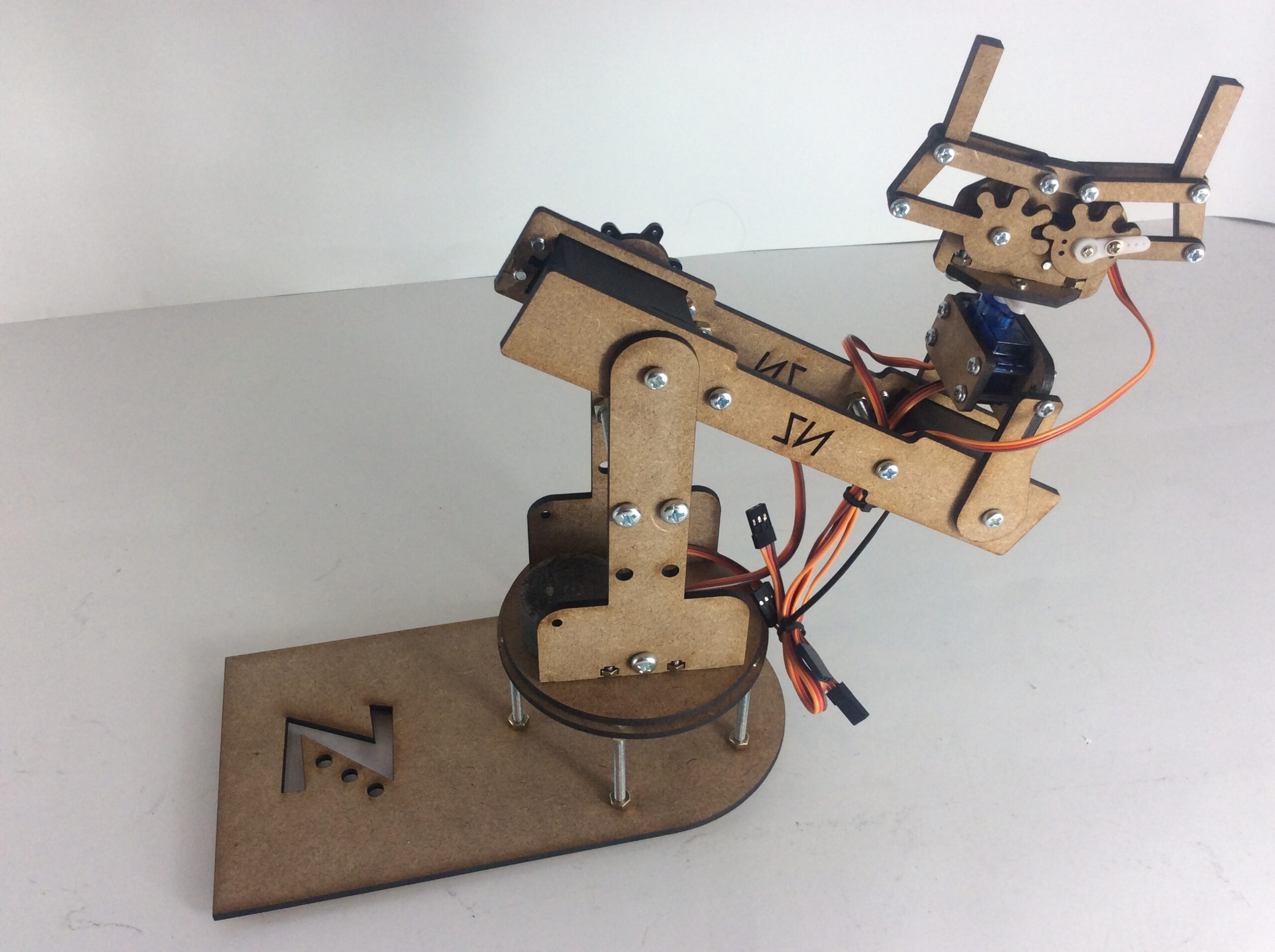 Como Controlar Brazo Robotico de 5 Servos Con bluetooth