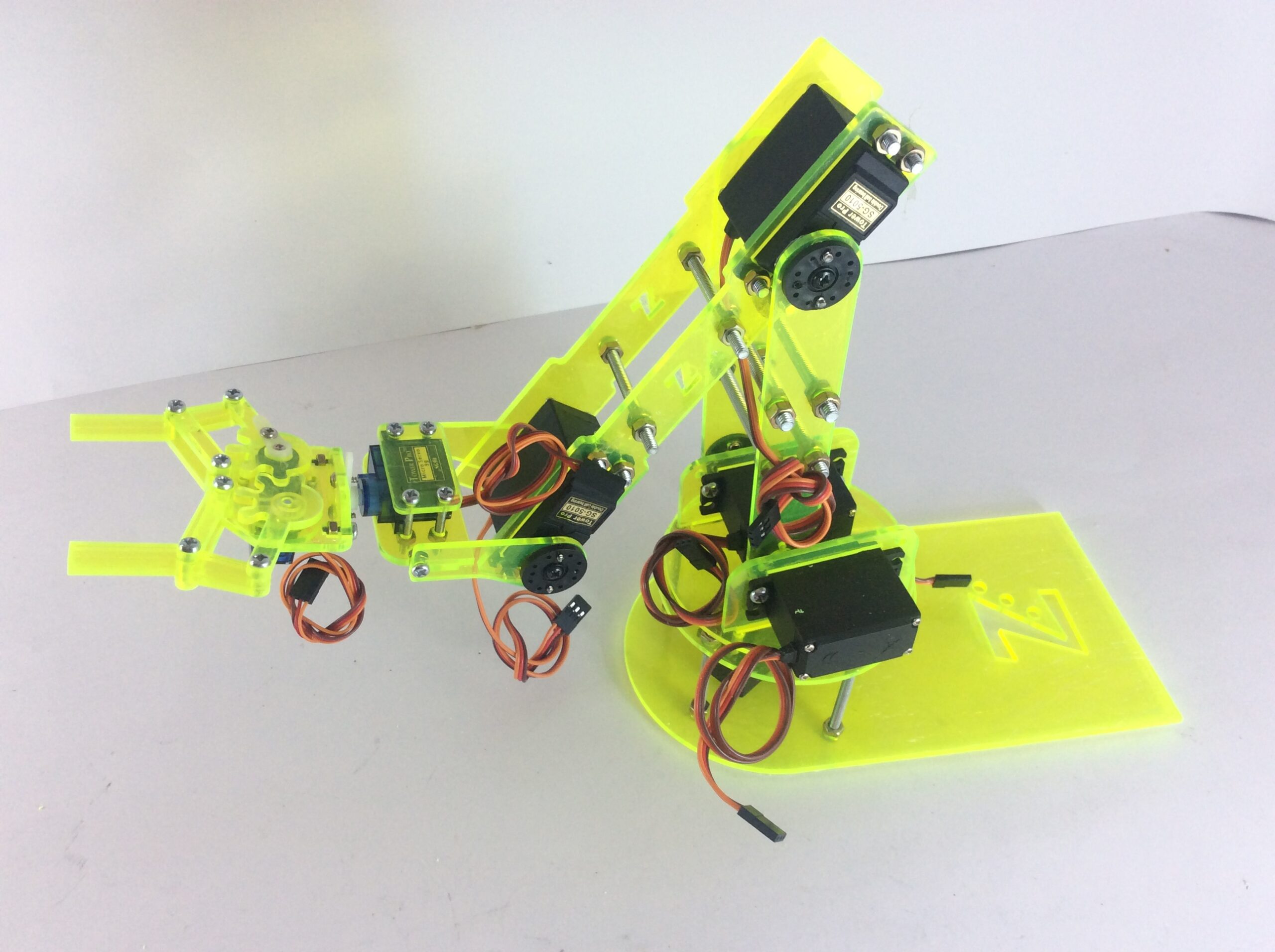 Como Controlar Brazo Robotico 7 Servomotores con Bluetooth